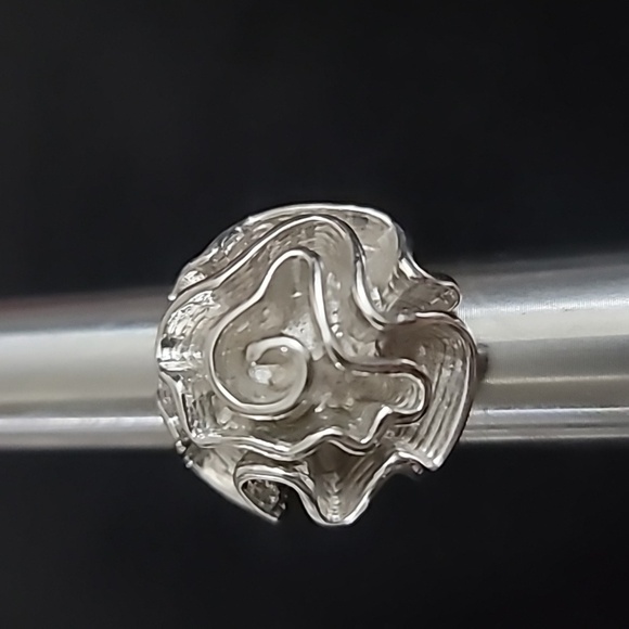 Large Gaudi FlowerCocktail Ring - Picture 5 of 7